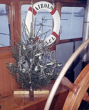 Weihnachtsbaum im Steuerhaus der AIROLO