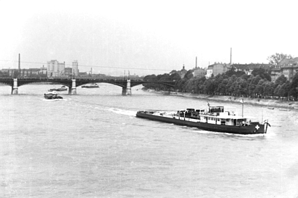 Dieselboot LUZERN fährt durch Basel